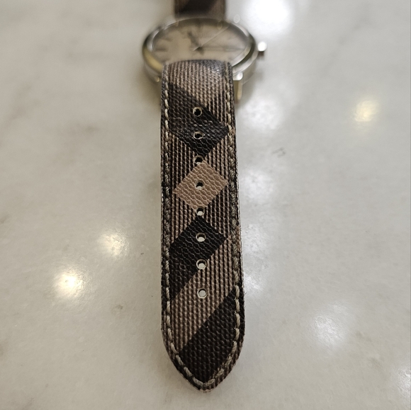 Authentic Burberry watch - Picture 11 of 11